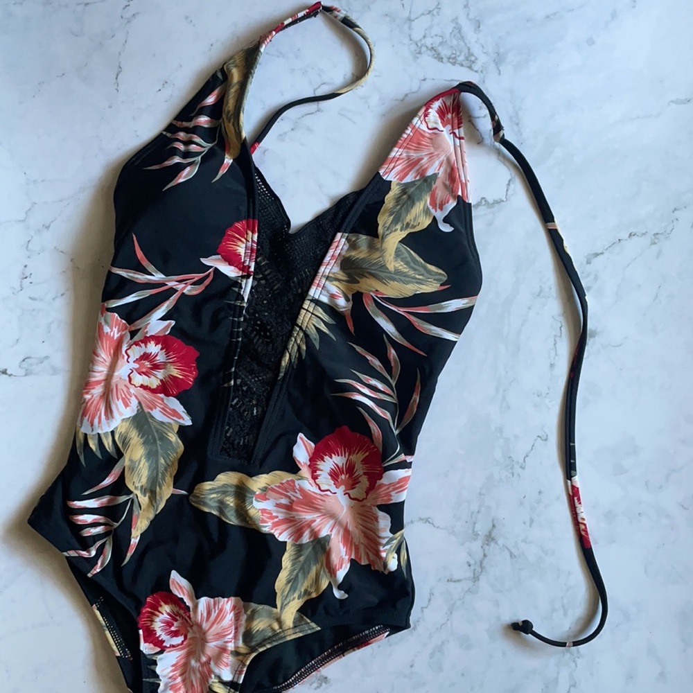 ROXY LIKE NEW ONE PIECE